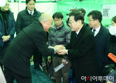 포토 박석운 공동대표와 인사 나누는 이재명 대표 네이트 뉴스