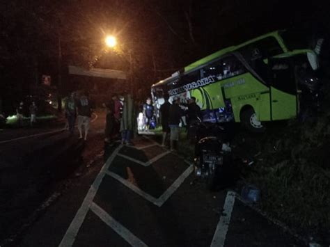 3 Ambulan LAZISNU Cilacap Antar Korban Kecelakaan Asal Kudus