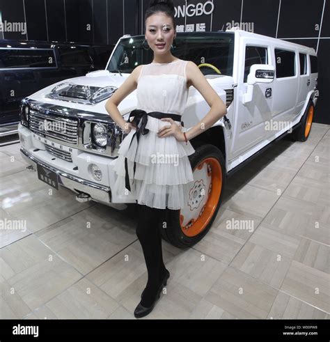 Eine Chinesische Modell Stellt Neben Einem Hummer Auf Der Auto China