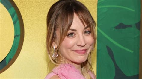 Kaley Cuoco Shows Off Her Growing Baby Bump In Vacation Pics Si Lifestyle