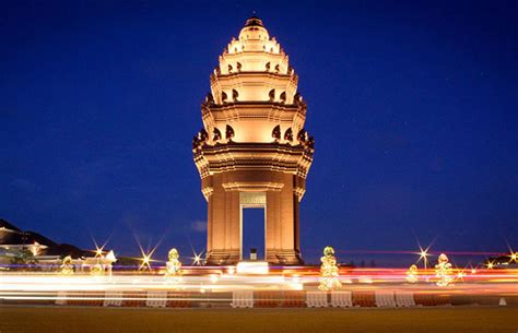 Independence Monument, Phnom Penh Activities, Phnom Penh Travel Guide, Cambodia Travel Guide ...