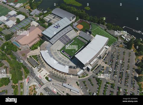 Husky Stadium Lake View Hi Res Stock Photography And Images Alamy