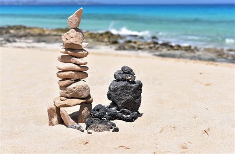 Pilas De Piedra En La Playa De Corralejo Imagen De Archivo Imagen De