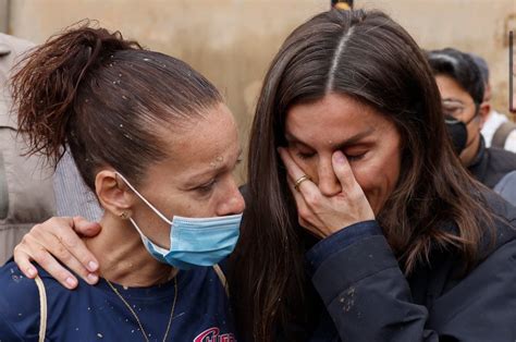 Spagna La Regina Letizia In Lacrime Durante Le Contestazioni A Paiporta