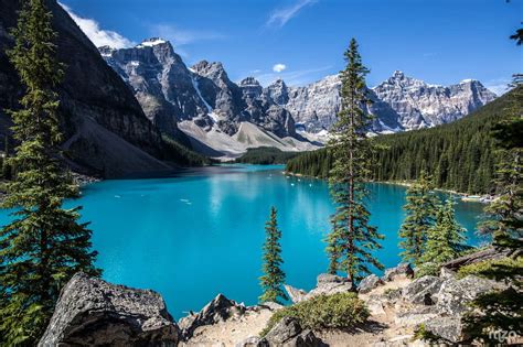 O Azul Surpreendente Do Lago Moraine No Canadá