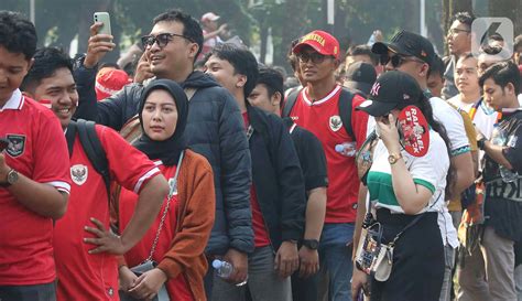 Euforia Suporter Wanita Saksikan Langsung Laga Timnas Indonesia Foto