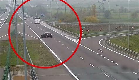 O Krok Od Tragedii Kobieta Cofa A Auto Na Drodze Ekspresowej