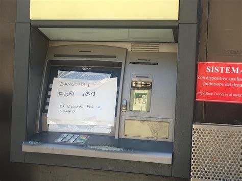 Montemarciano Tentano Di Forzare Il Bancomat Ma Il Rumore Sveglia I