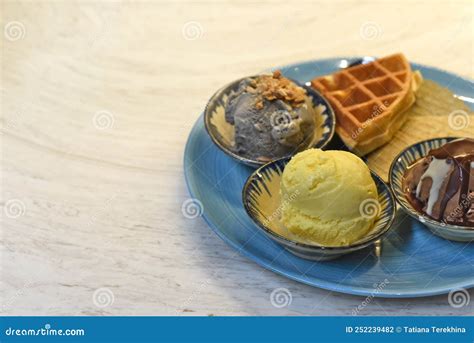 Helado Casero Con Gofre En Plato Con Jarabe De Chocolate Foto De