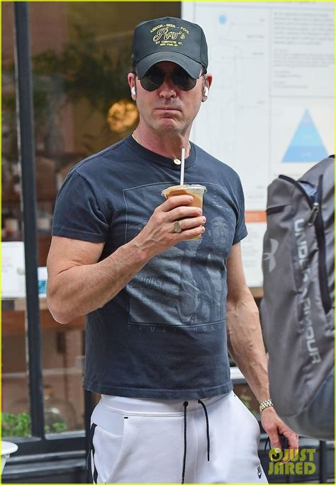 Justin Theroux Shows Off His Muscles During Day Out In London Photo