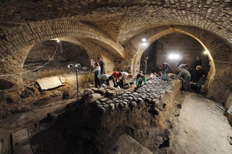 Archeologai Valdovų rūmuose aptiko Vytauto laikų žiedą ir durklą