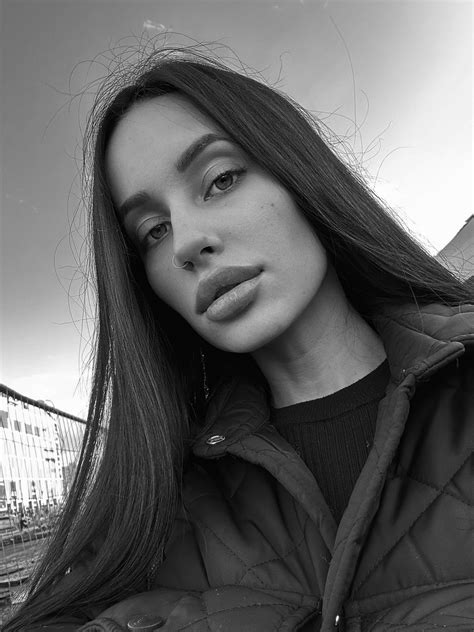 Friends tell me I look like Angelina Jolie. F24 : r/selfie