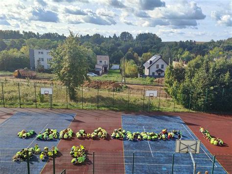 Uczniowie ułożyli się w napis Odblaskowa SP3 w kamizelkach