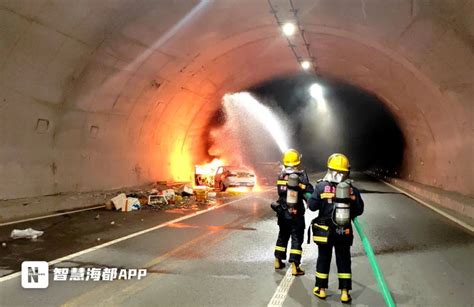 福州一隧道内突发爆炸 轿车 人员 救援