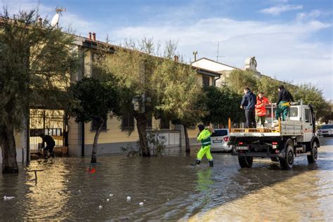 Tres Muertos Por Las Inundaciones En El Centro De Italia Al Paso De La