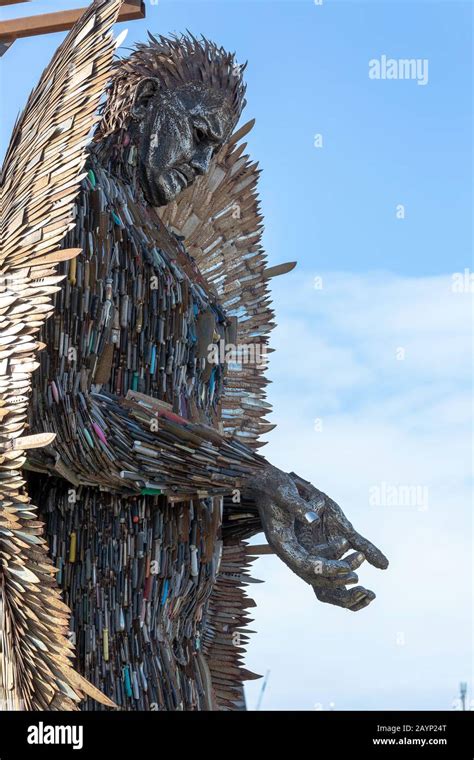 La Escultura Del ángel Cuchillo También Conocido Como El Monumento