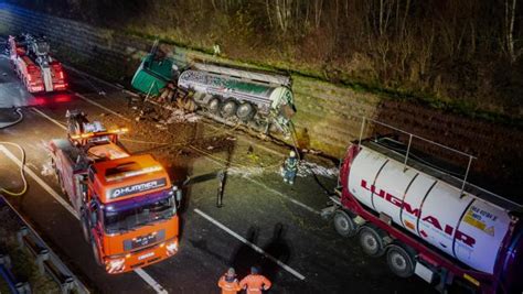 Mit Giftstoffen Beladener Lkw Umgekippt Sperre Der A