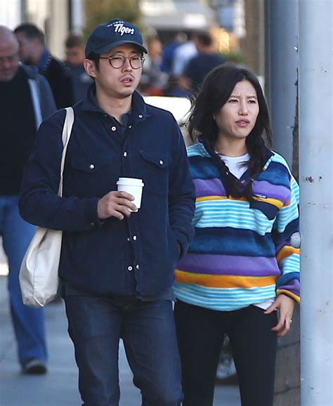 Photo Exclusif Steven Yeun Et Sa Femme Joana Pak Se Baladent Dans