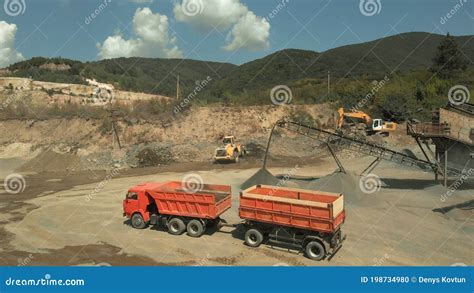 Caminh O De Laranja Para Transporte De Carv O Foto De Stock Imagem