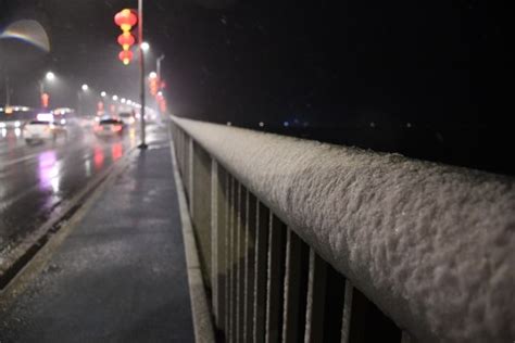 武汉拉响暴雪黄色预警！中心城区开始下雪了，早高峰上班大家注意防范武汉20004新闻中心长江网cjncn