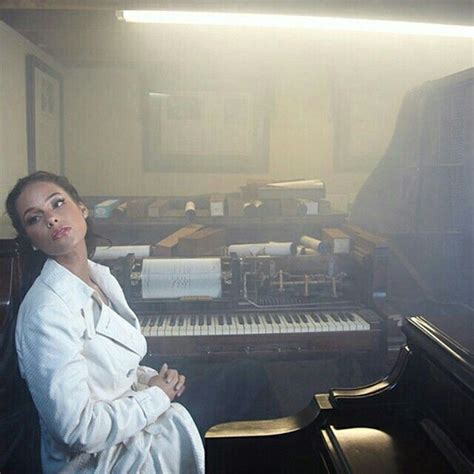 Alicia Keys in the Piano Warehouse | Alicia keys, Alicia keys songs ...