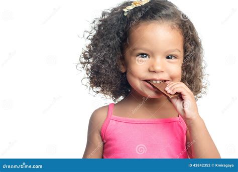 Petite Fille Joyeuse Avec Une Coiffure Afro Mangeant Une Barre De