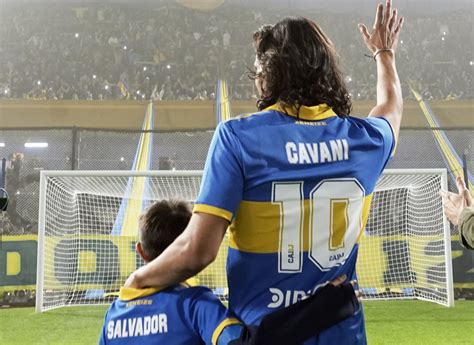 Versus Edinson Cavani recibido como ídolo en un Boca Juniors que