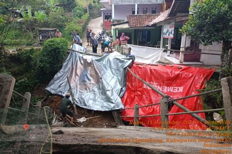 Jembatan Penghubung Dua Desa Di Cigombong Bogor Ambruk