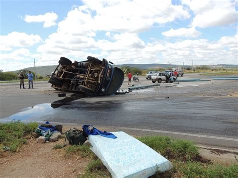 G1 Caminhão tomba na BA 262 trecho de Brumado região sudoeste da BA