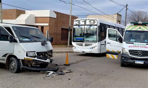 Fuerte choque entre un colectivo y una combi una mujer resultó herida