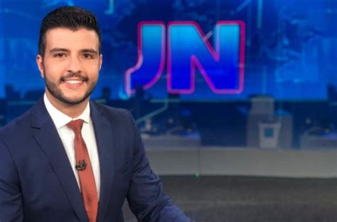 Gay assumido Matheus Ribeiro voltará a apresentar Jornal Nacional Pheeno