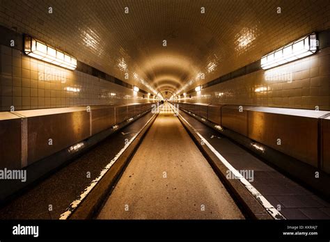 Old Elbtunnel In Hamburg Fotos Und Bildmaterial In Hoher Aufl Sung