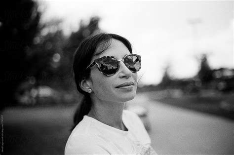 «black And White Portrait Of A Beautiful Woman Wearing Sunglasses Del