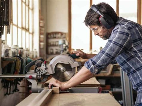 Left Handed Vs Right Handed Circular Saw Which Is Better