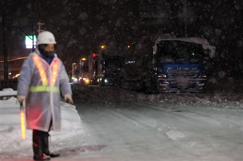 名神高速・関ケ原ic、大雪で車立ち往生 上下線で5～6km 写真特集210 毎日新聞