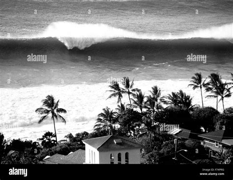 Tsunami warning beach hawaii hi-res stock photography and images - Alamy