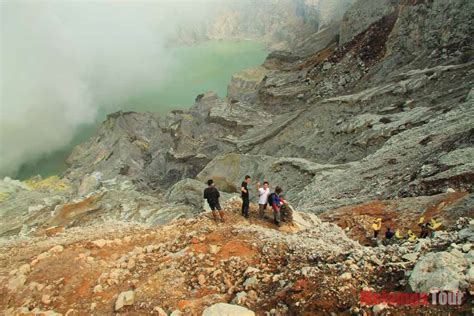 Ijen crater blue fire tour from Banyuwangi - local guide service included - Melampa Indonesia