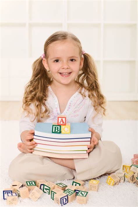 Menina Livros E Blocos De Madeira Do Alfabeto Foto De Stock