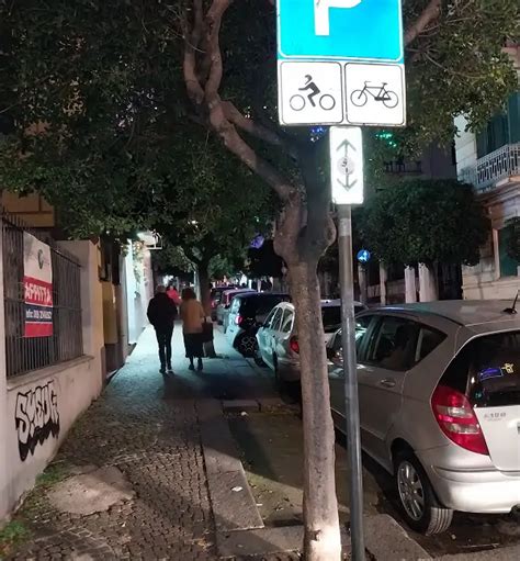 Salerno Sosta Selvaggia In Via Diaz Auto Parcheggiate Negli Stalli