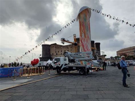 Che Rappresenta Il Pulcinella In Piazza Municipio A Napoli E Chi L