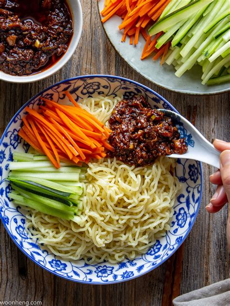 How to make an Easy Vegan Zha Jiang Mian 素炸酱面 - WoonHeng