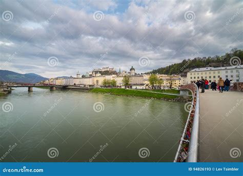 Vista Do Rio Da Fortaleza Hohensalzburg E Do Salzach Em Salzburg Foto