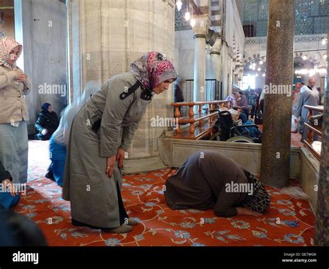 Muslim woman praying Stock Photo - Alamy