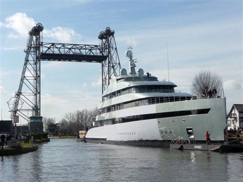 Transport of the 83m Feadship mega yacht Savannah - Photo credit to ...