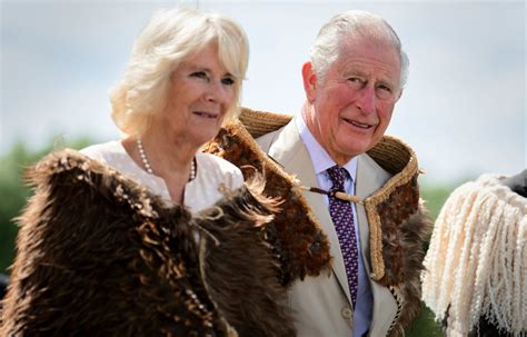 Le Roi Charles Iii Et La Reine Consort Camilla D Voilent Leur Carte De