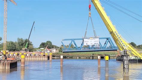 Da ist sie wieder Erstes Teil der Friesenbrücke in Weener angekommen