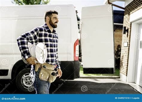 Retrato De Un Electricista Feliz Trabajador En El Trabajo Foto De