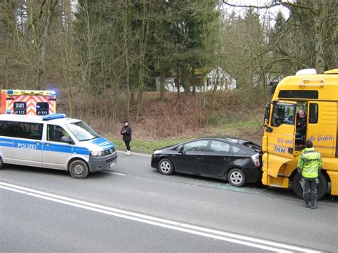 Pol Hm Verkehrsunfall Zwischen Lkw Und Pkw Presseportal