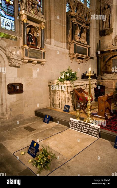 The grave of William Shakespeare inside Holy Trinity church in ...