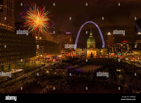 St Louis Missouri Gateway Arch New Years Eve Fireworks Stock Photo Alamy